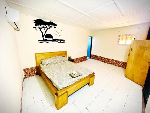 een slaapkamer met een bed en een boomsticker op de muur bij Residence Man zele in Man