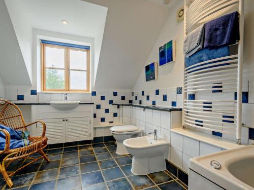 a bathroom with two toilets and a sink at 6 Bed in Lechlade oc-93251 in Lechlade
