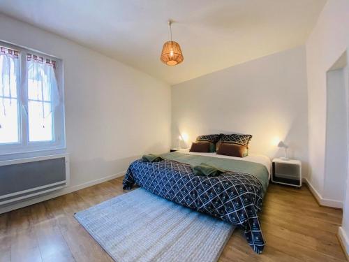 - une chambre avec un lit, une fenêtre et un tapis dans l'établissement Casa Jacobin, à Angers