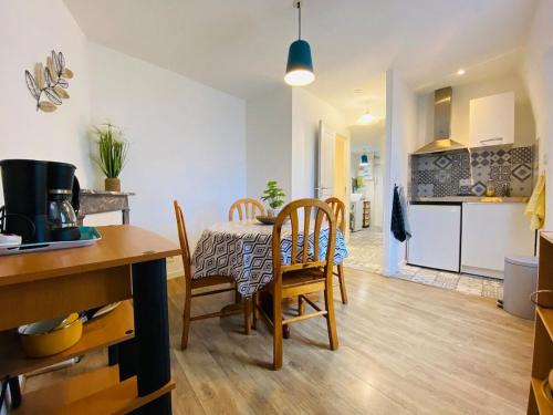 une cuisine et une salle à manger avec une table et des chaises dans l'établissement Casa Jacobin, à Angers