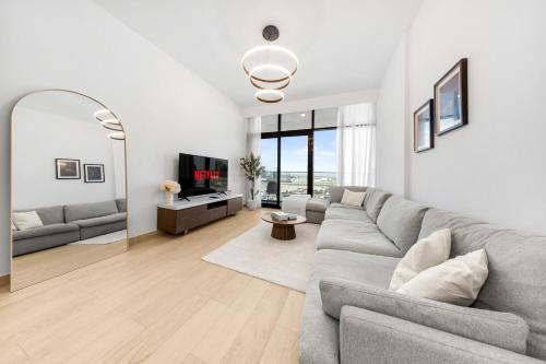 Elegant 1BR Near Downtown Azizi Riviera 3