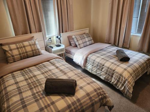 two beds sitting next to each other in a bedroom at Cambridge Oasis in Cambridge