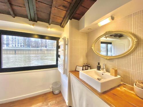 a bathroom with a sink and a large window at Grande Péniche Climatisée avec Terrasse - Proche Paris in Puteaux