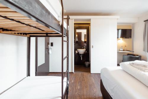 เตียงในห้องที่ feRUS Hotel