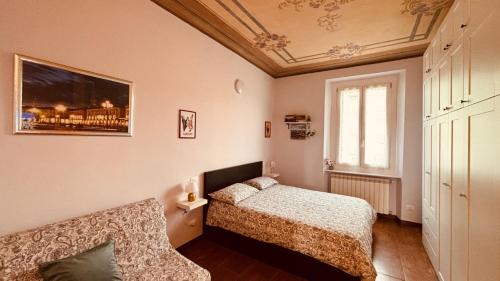 a bedroom with a bed and a couch at Casa Torino Lingotto centro fiere, metro, Inalpi Arena,Centro Congressi, Ospedale Molinette, Politecnico in Turin