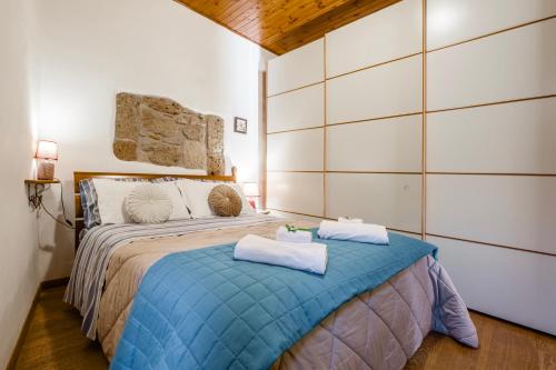 a bedroom with a bed with two towels on it at La Casa Nel Corso in Pitigliano