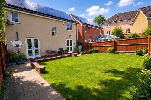 a backyard with a basketball hoop and a fence at RARE FIND 3BR Detached with Garage Bike Park Wales & Brecon Beacons in Merthyr Tydfil