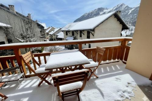 Balcony & serenity peak views