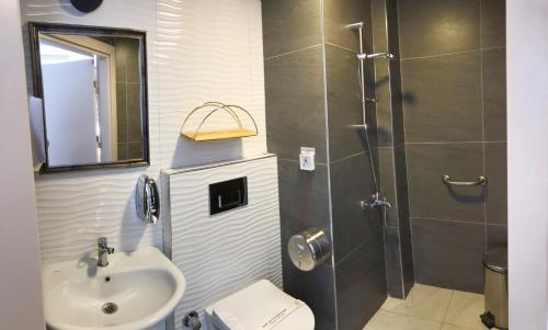 a bathroom with a sink and a shower and a toilet at mutlu genç dur in Atakum