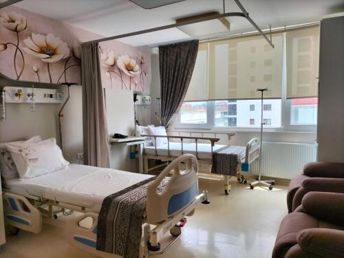 a hospital room with a hospital bed and a room with two beds at mutlu genç dur in Atakum