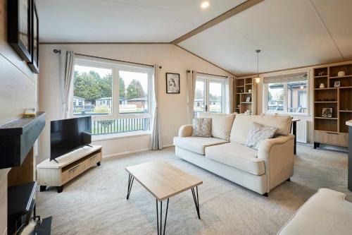 Loki's Retreat Lodge with Hot Tub photo 13