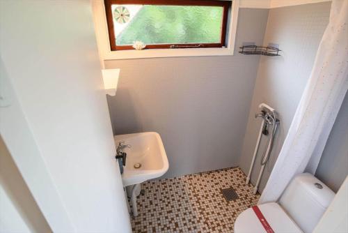 a small bathroom with a toilet and a sink at M252-Vaeggerlose-Bjergfruevej-6 in Bøtø By