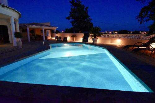 Villa Casa Tulipa Sleeps 4 with Pool Garden & A c