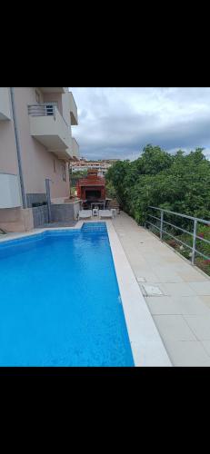 Apartment with swimming pool