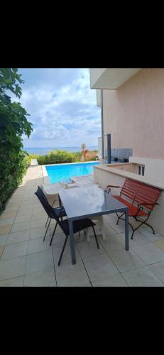 Apartment with swimming pool