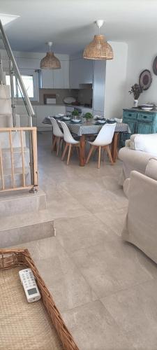 a living room with a table and chairs at Casa de Melides in Melides