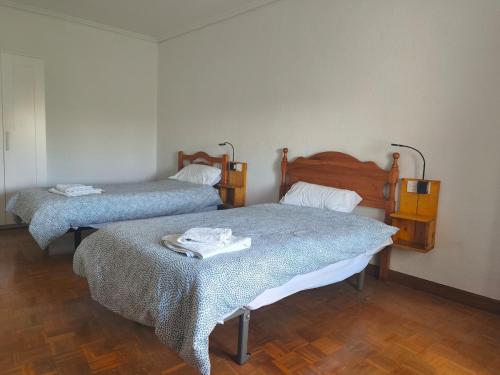 two beds in a room withthritisthritislictslictslicts at Ezpeleta Palace in Berriozar