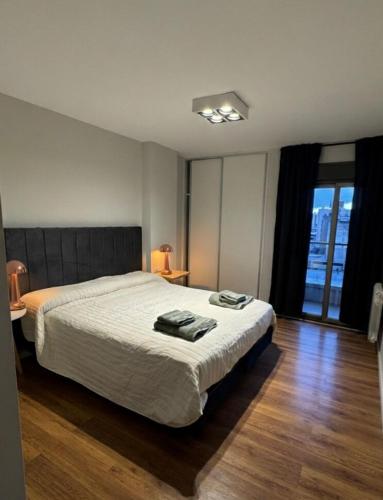a bedroom with a bed with towels on it at Departamento centro Rio Cuarto con Cochera in Río Cuarto