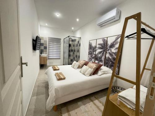 a bedroom with a white bed and a staircase at Appartement avec mini suite vue Cathédrale in Cavaillon