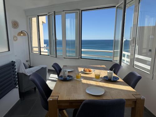 Urbanova primera línea 2 hab con piscina y vistas al mar by Turihome