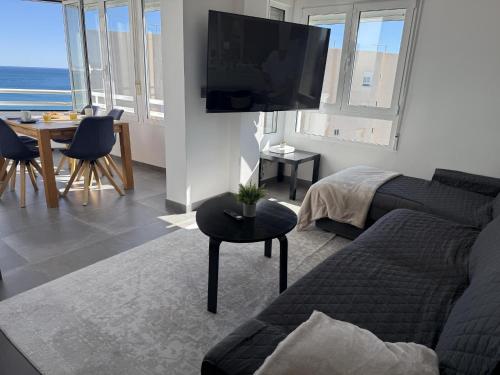 Urbanova primera línea 2 hab con piscina y vistas al mar by Turihome