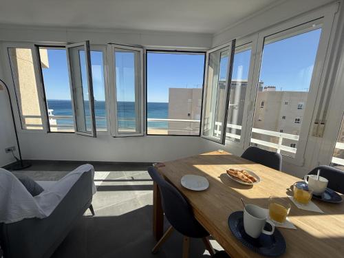 Urbanova primera línea 2 hab con piscina y vistas al mar by Turihome