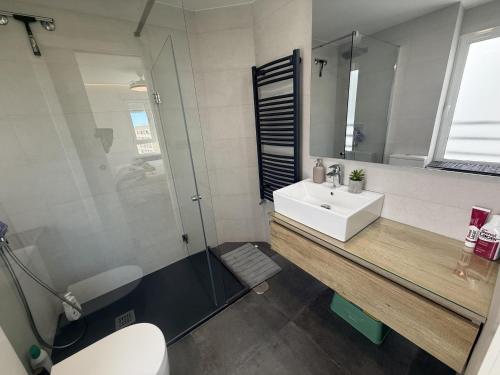 Urbanova primera línea 2 hab con piscina y vistas al mar by Turihome