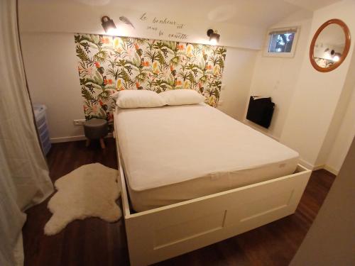 เตียงในห้องที่ Petit bien