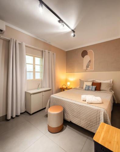 a bedroom with a large bed and a window at Casa completa 2 Quartos, garagem privativa e Self check-in -Ideal para famílias, casais e profissionais em trabalho remoto in Campo Grande