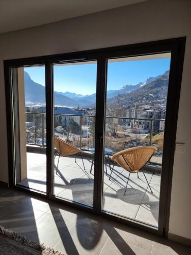 New designer apt with stunning Briançon views