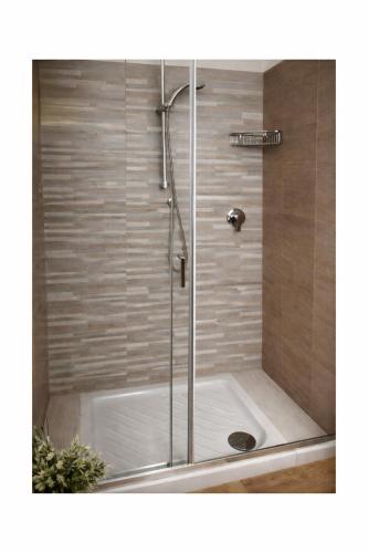 a shower in a bathroom with a glass door at B&B Nottetempo in Paupisi