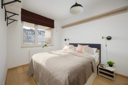 Cozy Apartment with Balcony near PGE Narodowy by Noclegi Renters