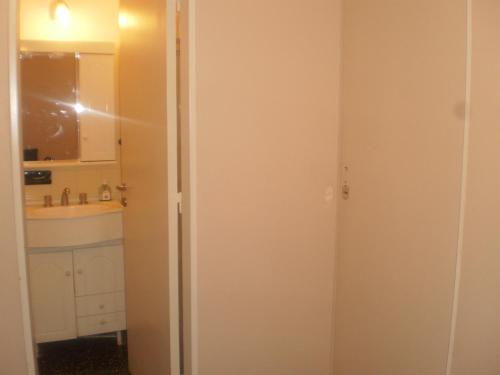 a bathroom with a sink and a mirror at Departamento a media cuadra del mar Edificio"Mont Blanc" in Villa Gesell