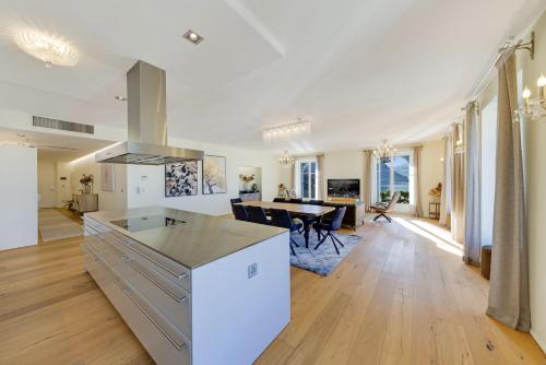 Modern 3-Bedroom Lakeview Apartment in Montreux by GuestLee