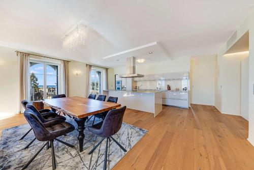 Modern 3-Bedroom Lakeview Apartment in Montreux by GuestLee