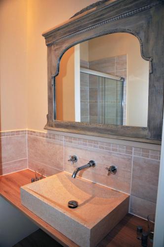 une salle de bain avec un lavabo et un miroir dans l'établissement Maison Matisse, à Saint-Nazaire-dʼAude