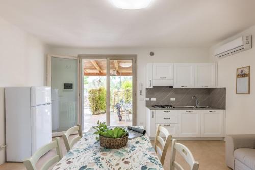 a kitchen and dining room with a table and chairs at Cava Li Santi Residence a Santa Caterina in Nardò