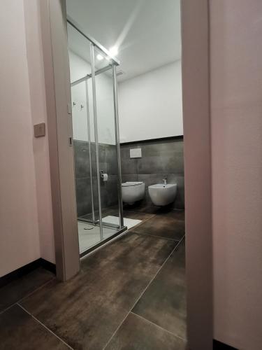 a bathroom with two sinks and two mirrors at B&B Le Origini in Ledro
