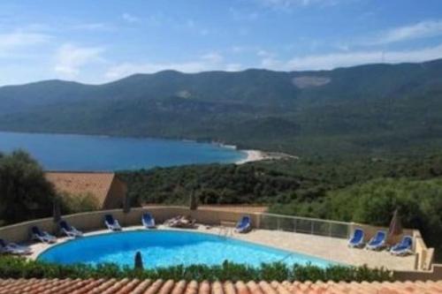 New Superbe F2 refait à neuf tout confort avec piscine et mer à pied