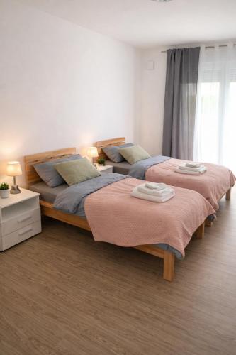 two twin beds in a room with a window at 3 Zimmer Ferienwohnung Hanna in Hirschaid