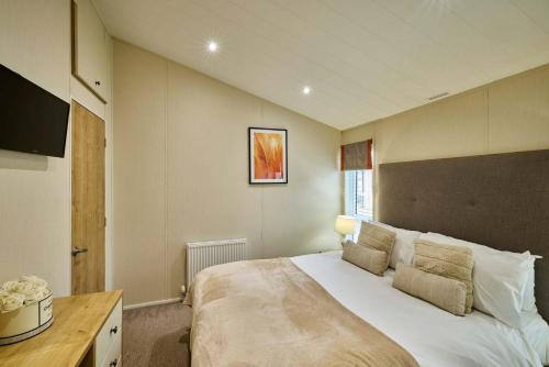 Heathery Lodge with Hot Tub photo 23