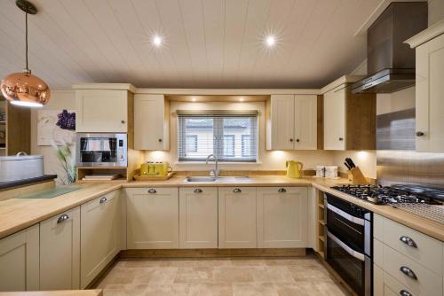 Heathery Lodge with Hot Tub photo 10