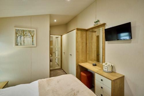 Heathery Lodge with Hot Tub photo 25