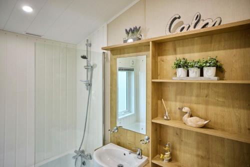Heathery Lodge with Hot Tub photo 4
