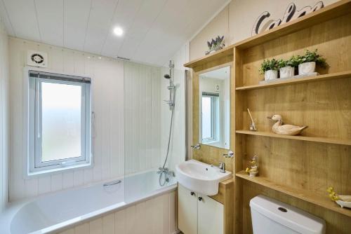 Heathery Lodge with Hot Tub photo 9