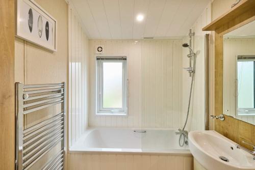 Heathery Lodge with Hot Tub photo 28