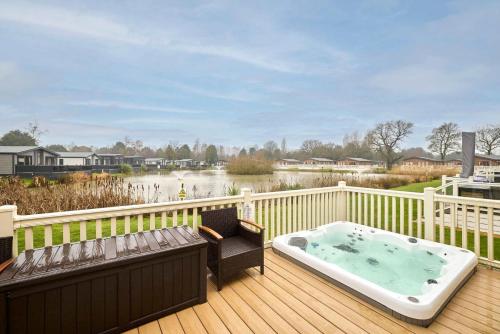 Foto Heathery Lodge with Hot Tub