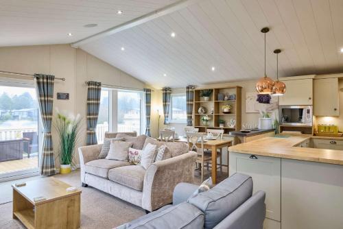 Heathery Lodge with Hot Tub photo 5