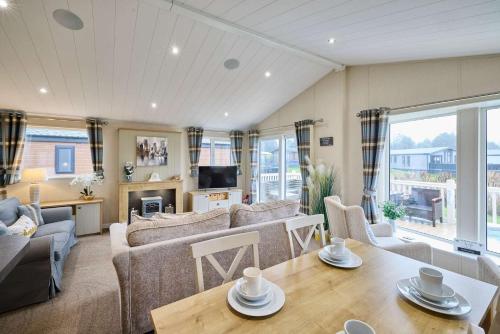 Heathery Lodge with Hot Tub photo 6