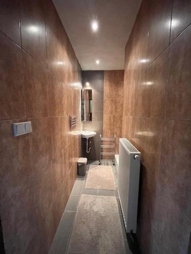 a bathroom with a toilet and a sink at Relaxed Guesthouse in Heibloem